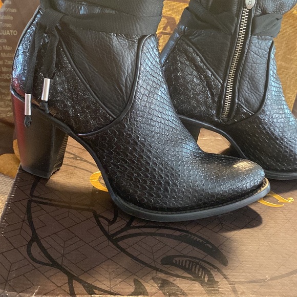 Pretty set off boots bran new wrong size for me - Picture 2 of 2